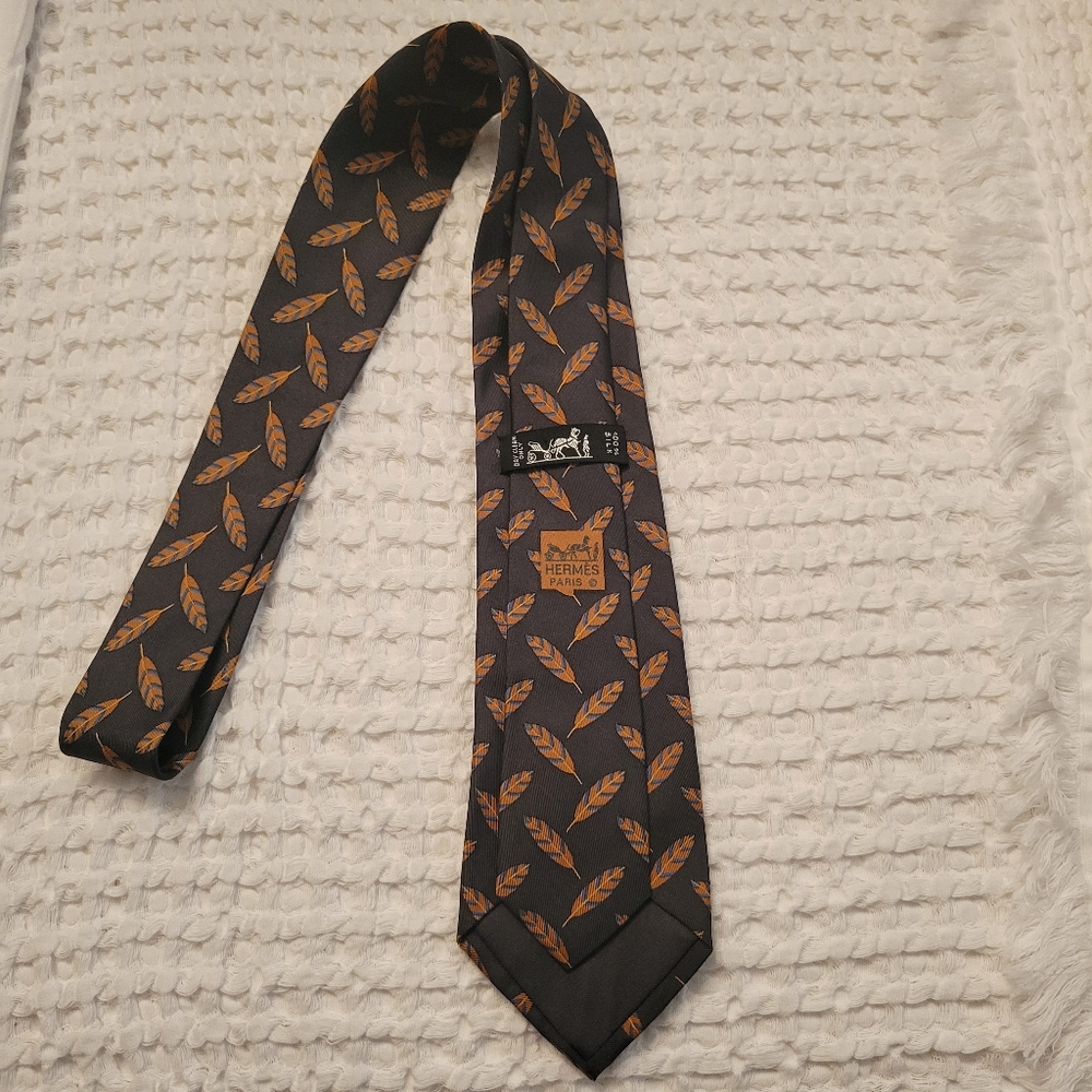 Hermes Authentic Elegant Black and Orange Feather Pattern Tie - Picture 4 of 12